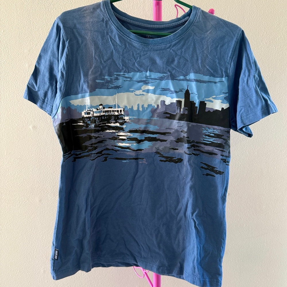 HP 💙 FREE w/ Bundle - Hong Kong Skyline Unisex Short Sleeve Tee - Picture 2 of 4